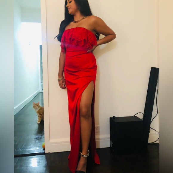 Red high slit gown - Picture 2 of 3